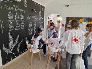 250 de familii sărace din județ, ajutate cu alimente de Crucea Roșie Suceava