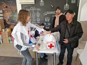 250 de familii sărace din județ, ajutate cu alimente de Crucea Roșie Suceava