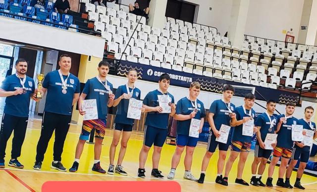 Echipa de lupte a CSM Suceava s-a clasat pe locul al treilea in clasamentul pe medalii