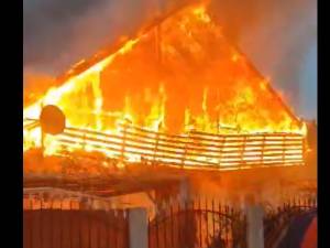 Un incendiu puternic a izbucnit duminică seară, în satul Chilișeni, comuna Udești