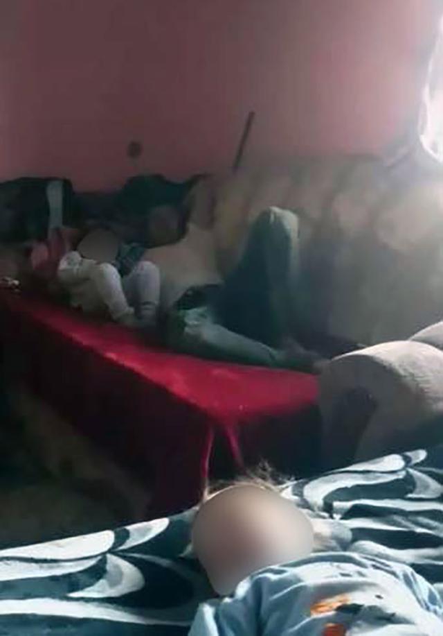 Un bărbat care și-a expus organele genitale în fața copiilor, filmat de soție și pus pe rețelele de socializare