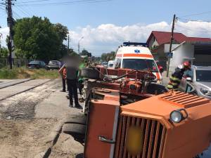 Trenul Putna – Suceava a acroșat un utilaj de decopertat asfaltul marți la prânz