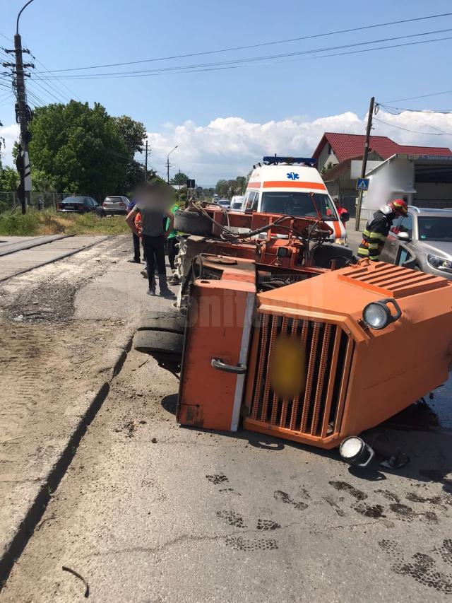 Trenul Putna – Suceava a acroșat un utilaj de decopertat asfaltul marți la prânz