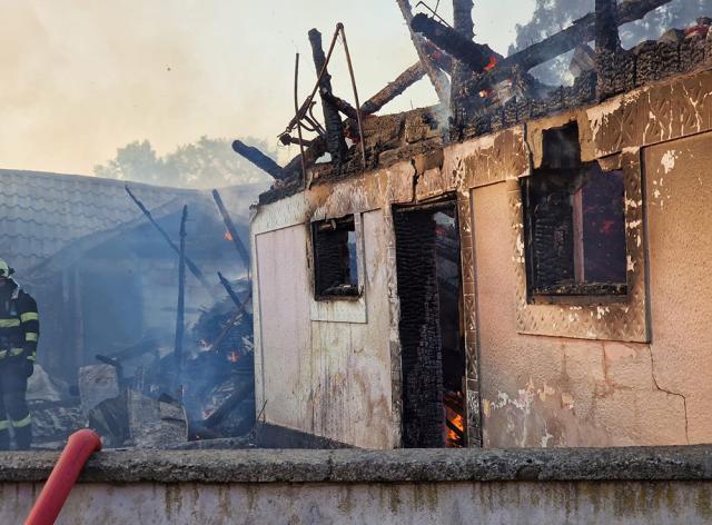 Un puternic incendiu a izbucnit marţi după-amiază, într-o gospodărie din localitatea Costâna
