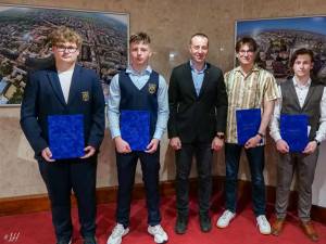 Cinci elevi care au obținut rezultate deosebite la concursuri internaționale, premiați Primăria Suceava, alături de viceprimarul Lucian Harșovschi