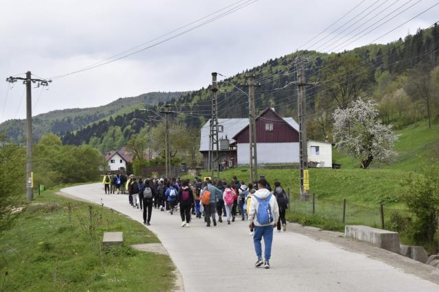 Întrețin traseul. 65 de tineri voluntari ATOS, pe Via Transilvanica, între Putna și Sucevița