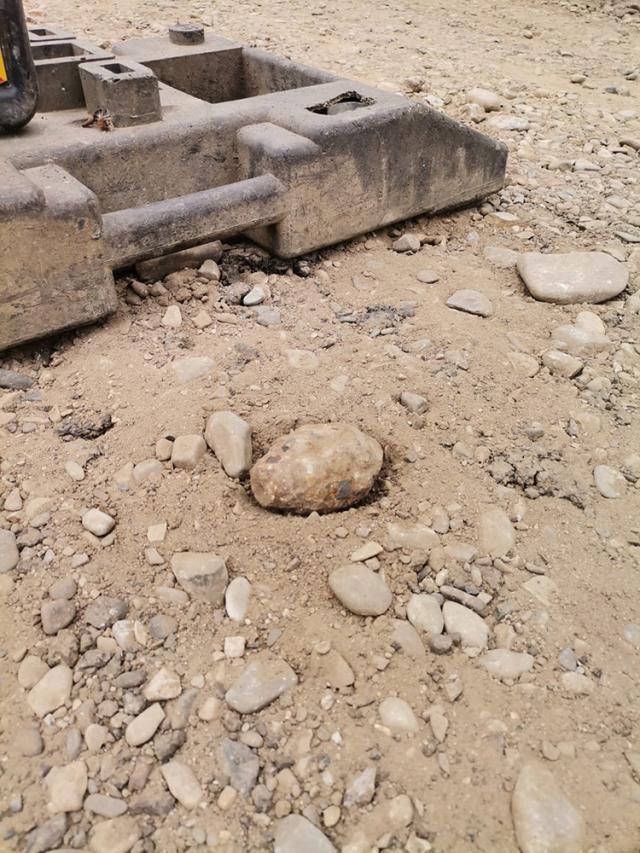 Grenadă găsită pe un drum din Moara unde se executau lucrări de asfaltare