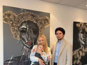 Artistul Andrei Donisă, împreună cu soția și copilul