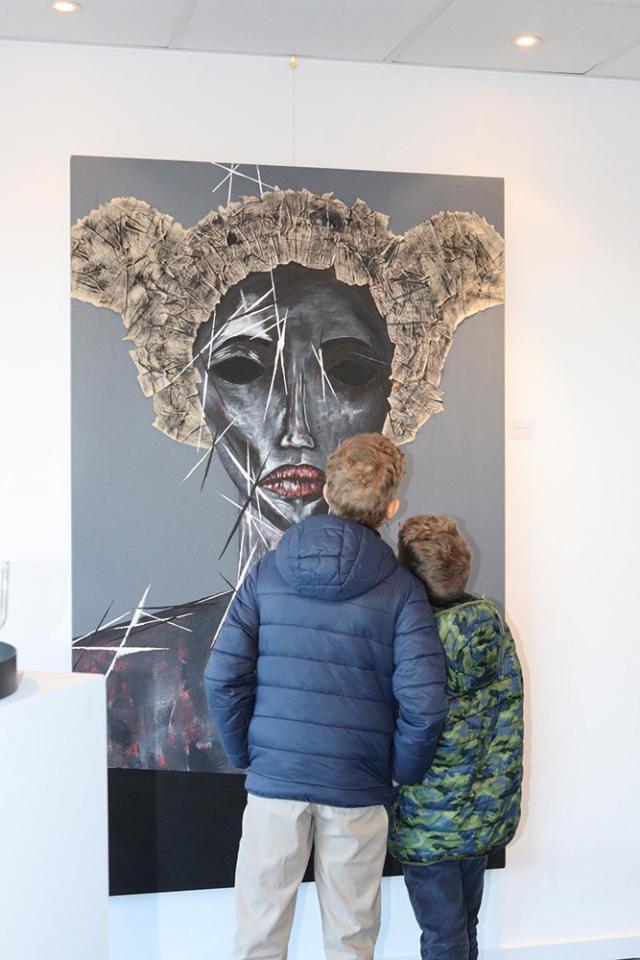 Un tânăr artist din Fălticeni, Andrei Donisă, și-a deschis o galerie de artă în Belgia
