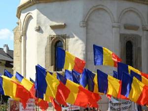 La toate bisericile sucevene se va intona astăzi Imnul Național al României și se va arbora tricolorul