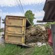 Un camion încărcat cu deșeuri lemnoase s-a răsturnat, iar șoferul a ajuns la spital