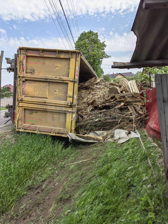 Un camion încărcat cu deșeuri lemnoase s-a răsturnat, iar șoferul a ajuns la spital