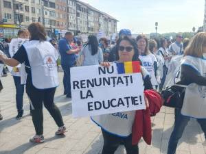 Peste 1.000 de oameni ai școlii, în stradă, într-un miting de amploare la Suceava: „Nu ieșim din grevă”