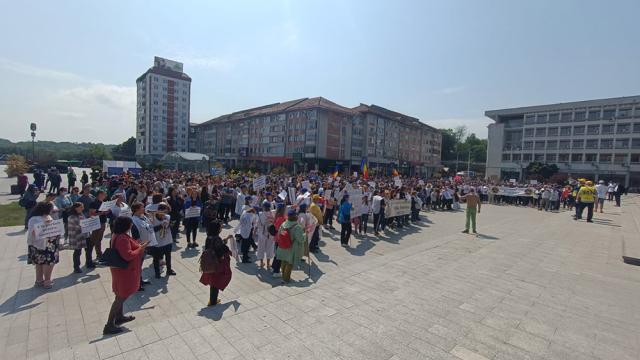 Protest de amploare al profesorilor în centrul Sucevei: „Elevii ne întreabă de ce venim cu haine vechi la școală”