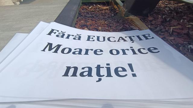 Protest de amploare al profesorilor în centrul Sucevei: „Elevii ne întreabă de ce venim cu haine vechi la școală”