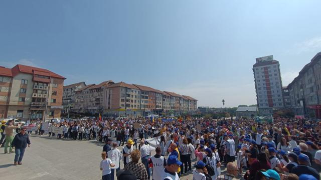 Protest de amploare al profesorilor în centrul Sucevei: „Elevii ne întreabă de ce venim cu haine vechi la școală”