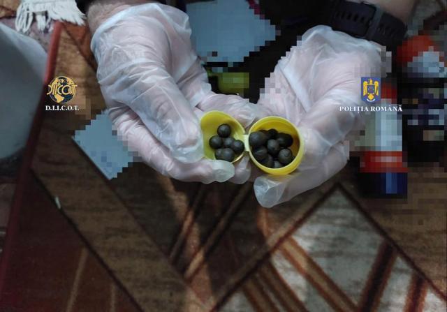 Tinerii care vindeau hașiș, canabis și alte substanțe psihoactive au fost arestați pentru 30 de zile