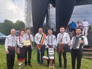 „Taraful Vicovenilor” a câștigat Trofeul Festivalului Național „Geagu Cătăroiu” de la Tismana, ediția a VI-a  (8).jpg
