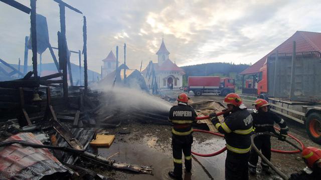 Mănăstirea Podu Coșnei, afectată de un puternic incendiu