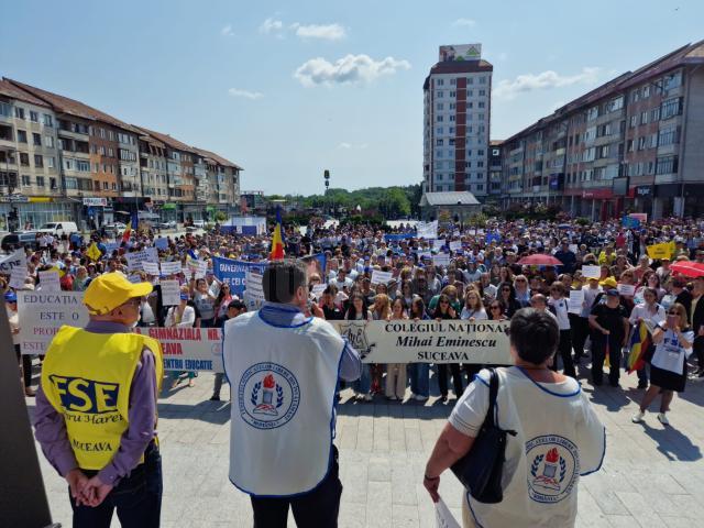 Circa 2.000 de profesori, în stradă, la Suceava. Protestatarii au pichetat sediile PSD și PNL