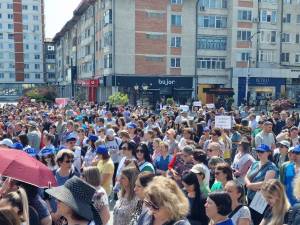 Circa 2.000 de profesori, în stradă, la Suceava. Protestatarii au pichetat sediile PSD și PNL