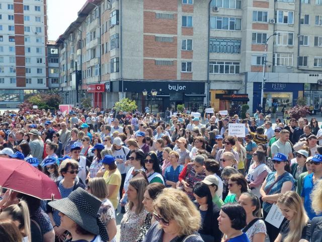 Circa 2.000 de profesori, în stradă, la Suceava. Protestatarii au pichetat sediile PSD și PNL