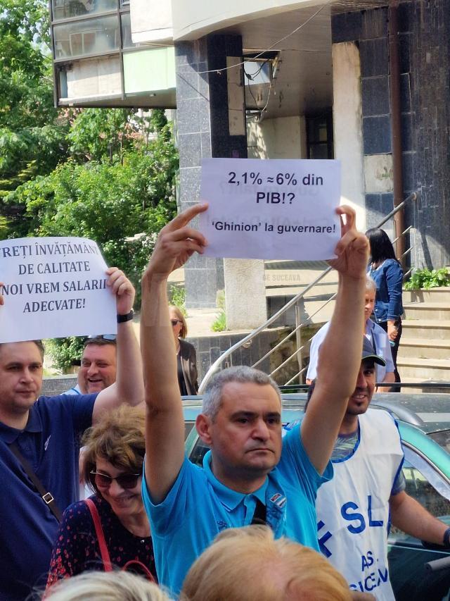 Circa 2.000 de profesori, în stradă, la Suceava. Protestatarii au pichetat sediile PSD și PNL