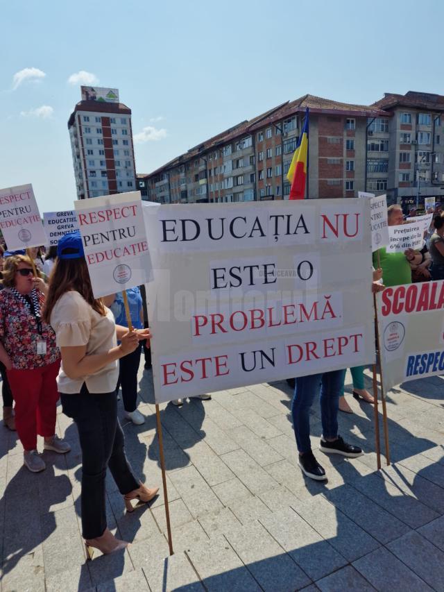 Circa 2.000 de profesori, în stradă, la Suceava. Protestatarii au pichetat sediile PSD și PNL