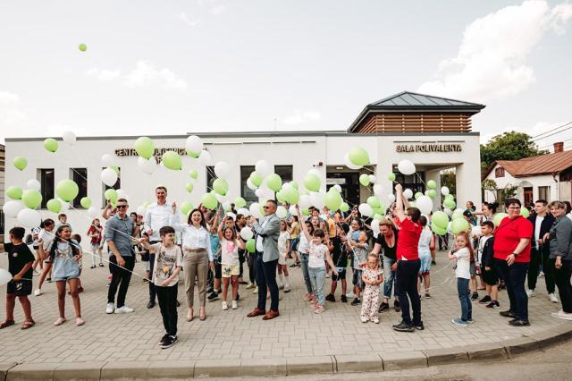 La finalul spectacolului de magie, copiii din Ițcani au primit sute de baloane colorate
