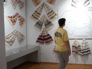 Peste 500 de țesături vechi sunt expuse la Muzeul Arta Lemnului din Câmpulung Moldovenesc