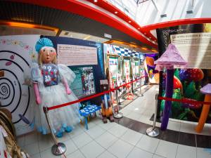 Expoziția „Alice în Țara Minunilor - o poveste reciclată”, la Shopping City Suceava, până pe 14 iunie 2023