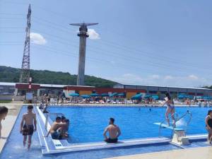 Ștrandul Sucevei, luat cu asalt de mii de suceveni, în primele zile de la deschidere
