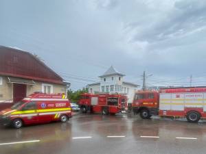 Pompierii militari de la Suceava au intervenit la fața locului cu două autospeciale cu apă