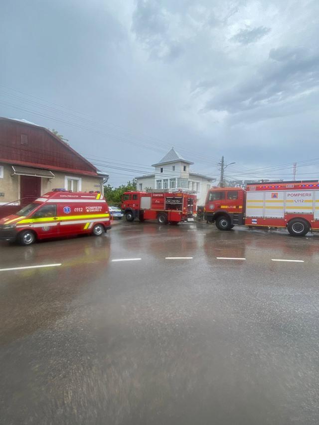 Pompierii militari de la Suceava au intervenit la fața locului cu două autospeciale cu apă