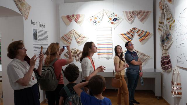 Peste 500 de țesături vechi din zona Sucevei sunt expuse la Muzeul Arta Lemnului din Câmpulung Moldovenesc