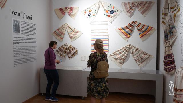 Peste 500 de țesături vechi din zona Sucevei sunt expuse la Muzeul Arta Lemnului din Câmpulung Moldovenesc