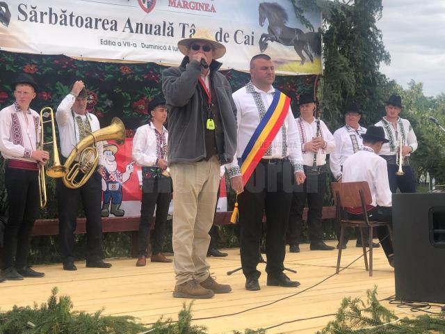 Primarul comunei Marginea, Gheorghe Lazăr, împreuncă cu doctorul veterinar Constantin Lazăr, prezentatorul evenimentului