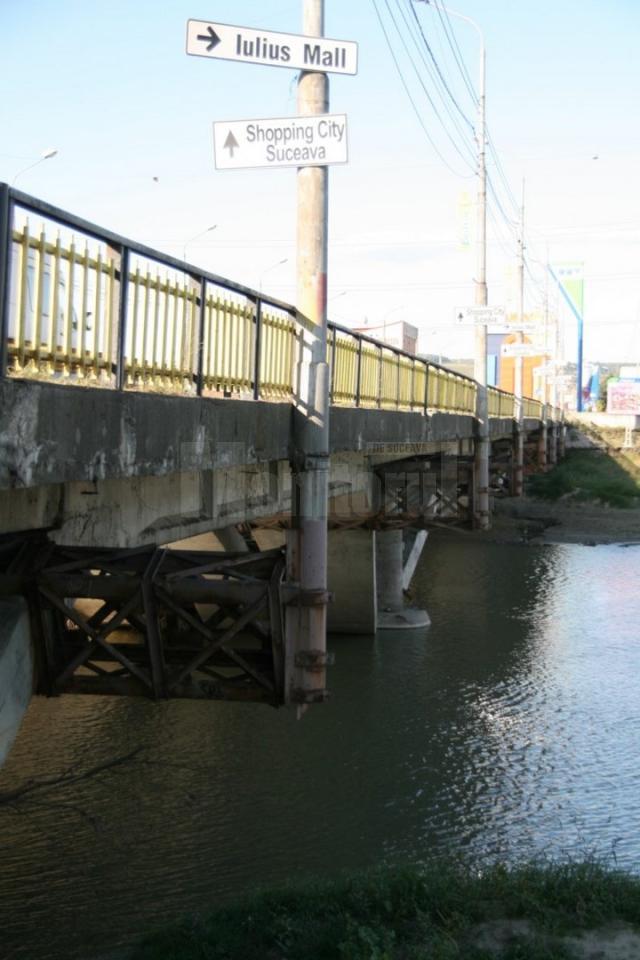 Un tânăr de 18 ani, beat turtă, ar fi vrut să se arunce de pe pod în râul Suceava