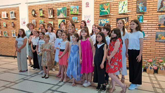 Zeci de copii și-au expus desenele la Galeria de Artă a USV, în cadrul acțiunii „Luna cireșelor”