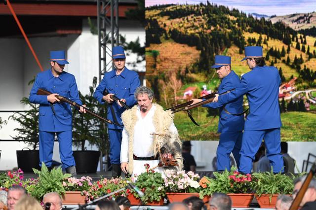 Moș Corbu încolțit de jandarmi