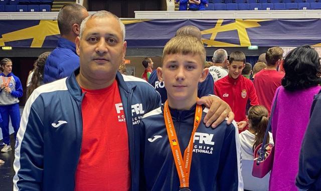 Antrenorul Florin Rusu alături de sportivul Alexandru Lungu, învingător la Wrestling Challenge