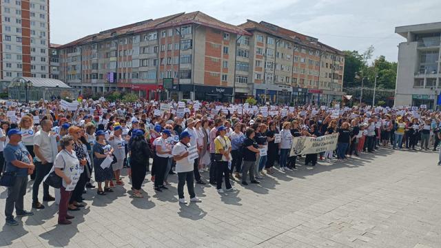 Peste 3.000 de profesori au protestat, marți, printr-un „Marș al tăcerii”