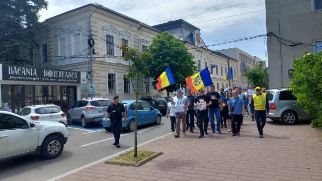 Peste 3.000 de profesori au protestat, marți, printr-un „Marș al tăcerii”