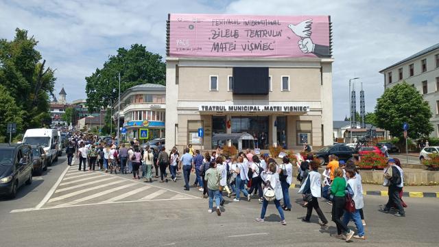 Peste 3.000 de profesori au protestat, marți, printr-un „Marș al tăcerii”