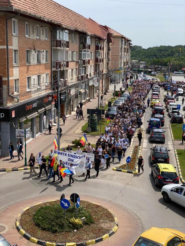 Peste 3.000 de profesori au protestat, marți, printr-un „Marș al tăcerii”