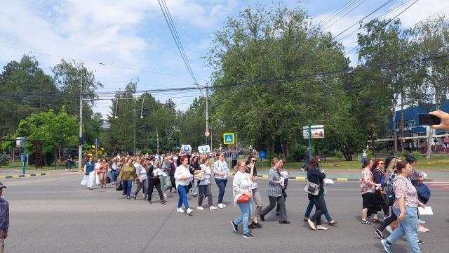 Peste 3.000 de profesori au protestat, marți, printr-un „Marș al tăcerii”