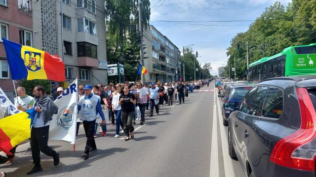 Peste 3.000 de profesori au protestat, marți, printr-un „Marș al tăcerii”