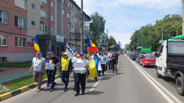 Peste 3.000 de profesori au protestat, marți, printr-un „Marș al tăcerii”