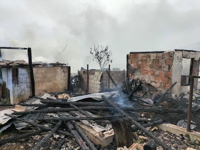 Un bărbat și o femeie au suferit arsuri în urma unui incendiu