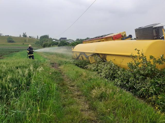 O autocisternă plină cu motorină s-a răsturnat pe E85, la Grănicești